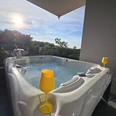 Апартаменти Penthouse Hedonist With Hidromassage Bath