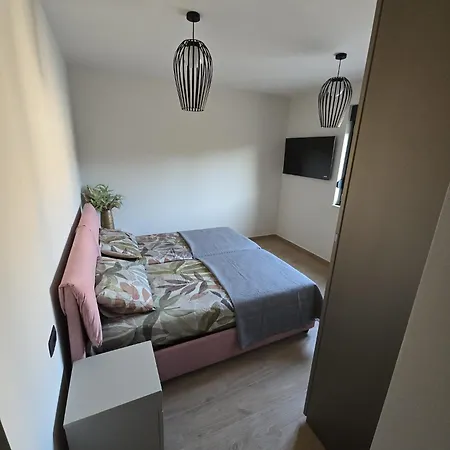 Апартаменти Penthouse Hedonist With Hidromassage Bath