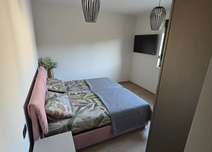 Апартаменти Penthouse Hedonist With Hidromassage Bath
